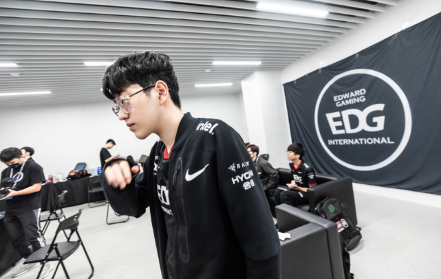 给斯瓦泰克 给斯瓦泰克